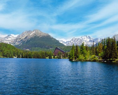 Strbske Pleso bahar bakış dağ Gölü ve otel kıyısında (Slovakya ile)
