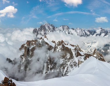 Mont Blanc kayalık dağ massif yaz görünümü Aiguille du Midi Dağı, Chamonix, French Alps
