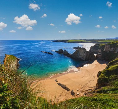 Sandy Mexota beach (İspanya). Atlantik Okyanusu kıyı şeridi manzara.