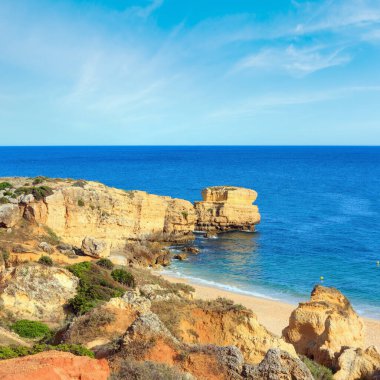 Yaz akşam Atlantik kayalık sahil görünümü ve kumlu plaj Praia de Sao Rafael ile kireçtaşı kayalıklarla, Albufeira, Algarve, Portekiz).