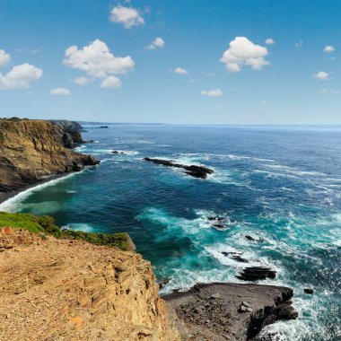 Yaz Atlantik Okyanusu kıyısında peyzaj (yakın Monte Clerigo beach, Aljezur, Algarve, Portekiz).