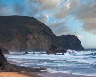 Yaz Atlantik kayalık sahil ve deniz fırtınası Castelejo beach (Algarve, Portekiz).