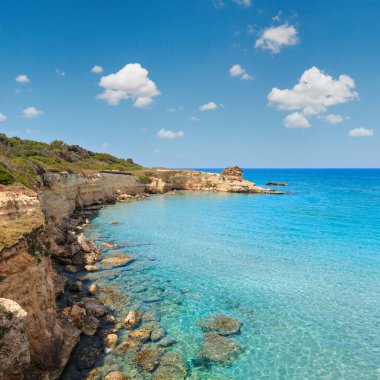 Beyaz kayalık uçurum, deniz defne, adacıkları ve faraglioni Spiaggia della Punticeddha plajda,: Salento Adriyatik Denizi kıyısında, Puglia, İtalya ile pitoresk deniz manzarası