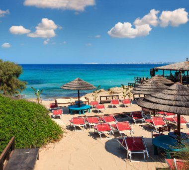 Pitoresk Ionian sea beach Punta della Suina,: Salento, Puglia, İtalya. Gelibolu şehir çok görüntüleyin. İnsanlar tanınmaz.