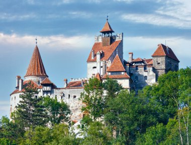 Kepek (veya Draculas) Kale yaz manzarası (Brasov, Romanya yakınında). Dahili 1212.