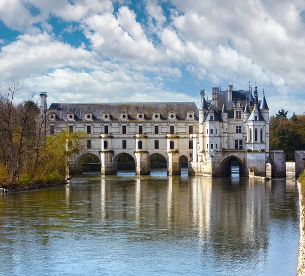城城Chenoneau川Cher フランス 1514年から1522年にかけて建てられた 川に架かる橋は1556年から1559年にかけて建築家フィリップ オルムとギャラリー 1570年から1576年 によって設計され ジャン ブルランによって設計された — ストック写真