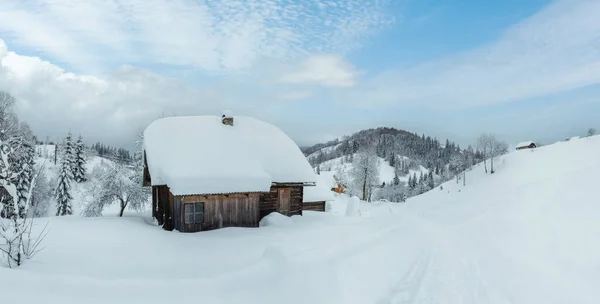 Rustic Wooden House Snowdrifts Slopes Winter Ukrainian Carpathian Mountains Cloudy — Stock Photo, Image