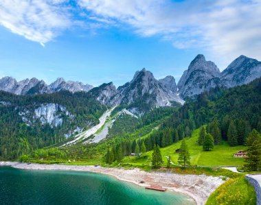 Güzel yaz dağ gölü Gosausee görünümü (Avusturya)