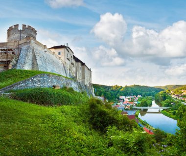 Çek Cumhuriyeti'nde akşam tarihi ortaçağ Sternberk Kalesi (Bohemya'nın merkezi, Prag yakınlarında )