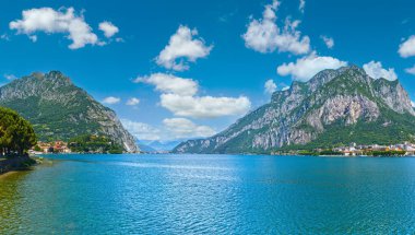 como Gölü (İtalya) kıyı sahil görüş yaz.