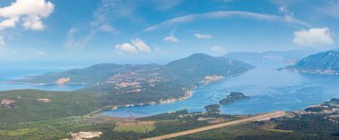 Kotor Körfezi yaz sabah panorama yukarı ve Kotor şehir, Karadağ