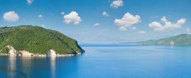 zomer lefkada kustlijn panorama en sailers in de baai (nydri, Griekenland).
