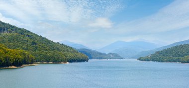 Lake Vidraru yaz bulutlu peyzaj (Romanya). Panorama.
