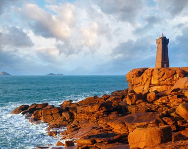 Ploumanach deniz feneri günbatımı manzarası (perros-guirec, brittany, Fransa). pembe granit sahil.