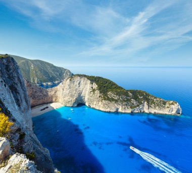 Üstten Görünüm navagio defne üzerinde. Yaz kıyı şeridi görünümü (Yunanistan, zakynthos, İyon Denizi).