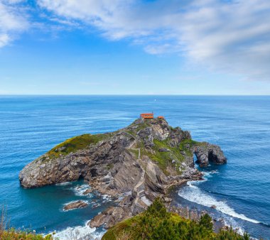 Doniene Gaztelugatxeko hermitage Gaztelugatxe ada üstüne. Biskay, Bask Bölgesi (İspanya). 10 yüzyıla tarihlerinin. Tüm insanlar tanınmaz.