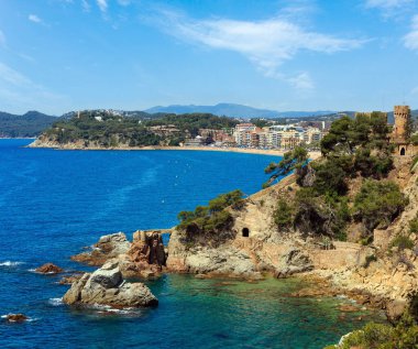 Yaz deniz kayalık sahil görünümü ile kale, Sant Joan (Sa Caleta plaj, Lloret de Mar şehir, Catalonia, İspanya). Tanınmayan insanlar.