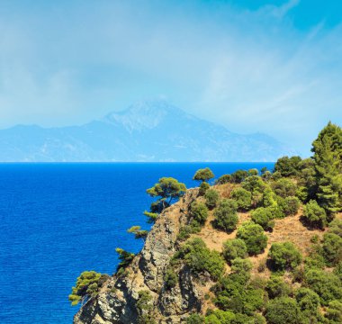 Ege Denizi kıyısında yaz Peyzaj ve Mount Athos sis (Chalkidiki, Yunanistan).