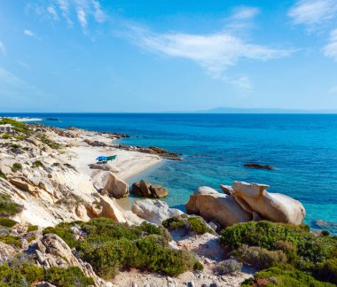 Yaz sabah kayalık Ege'nin kumlu plaj ve çevre Platanitsi Beach (Sithonia Yarımadası, devletidir, Yunanistan kamp ile).