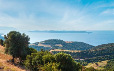 Güzel yaz deniz manzarası bir ormanlık sahil, Athos yarımadanın görünümünden, arka plan (Halkidikya, Yunanistan siste Sithonia ve Amoliani Adası).