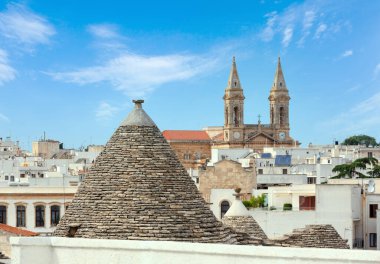 Alberobello güzel eski tarihi şehir Apulia Bölgesi, Güney İtalya ana turistik bölgesinde Trulli evleri