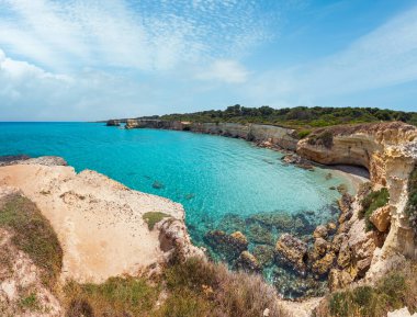 Beyaz kayalık uçurum, deniz defne, adacıkları ve faraglioni Spiaggia della Punticeddha plajda,: Salento Adriyatik Denizi kıyısında, Puglia, İtalya ile pitoresk deniz manzarası