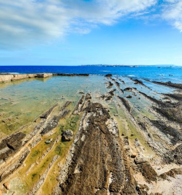 Taş jeolojik yapılar Massolivieri yaz deniz kıyısında (Siracusa, Sicilya, İtalya).