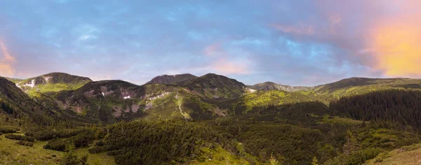 Вид Горы Можжевеловым Лесом Снегом Остается Хребте Вдалеке — стоковое фото