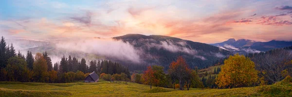 Misty Madrugada Otoño Montaña Los Cárpatos Ucrania — Foto de Stock