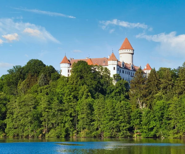 チェコ共和国 プラハの近く中央ボヘミア と夏の池の近くで歴史的な中世コノピシュチェ城 — ストック写真