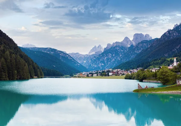 Спокойное Лето Итальянские Доломиты Горное Озеро Вид Деревню Auronzo Cadore — стоковое фото
