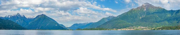 Comosjön Italien Sommaren Grumlig Syn Med Snö Mount Topp Panorama — Stockfoto