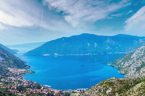 Zatoka Kotorska Lato Mglisty Widok Się Kotor Miasto Wybrzeżu Czarnogóra — Zdjęcie stockowe