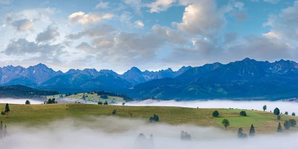 Lato Wschód Góra Wieś Obrzeżach Mgły Tatra Zakres Gliczarow Gorny — Zdjęcie stockowe