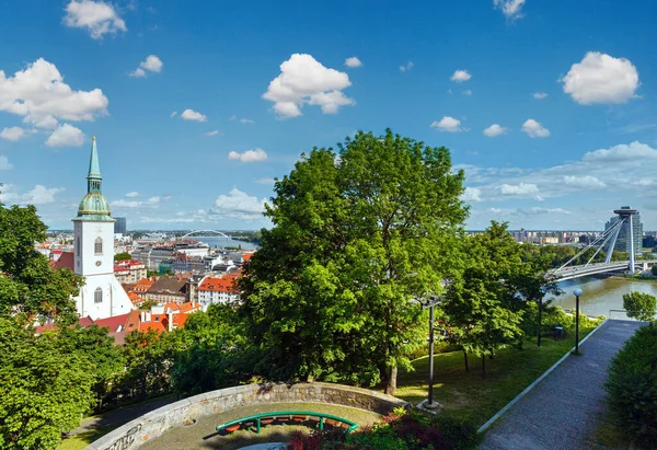 Bratislava Şehir Kale Slovakya Üzerinden Tuna Nehri Üzerinde Göster — Stok fotoğraf