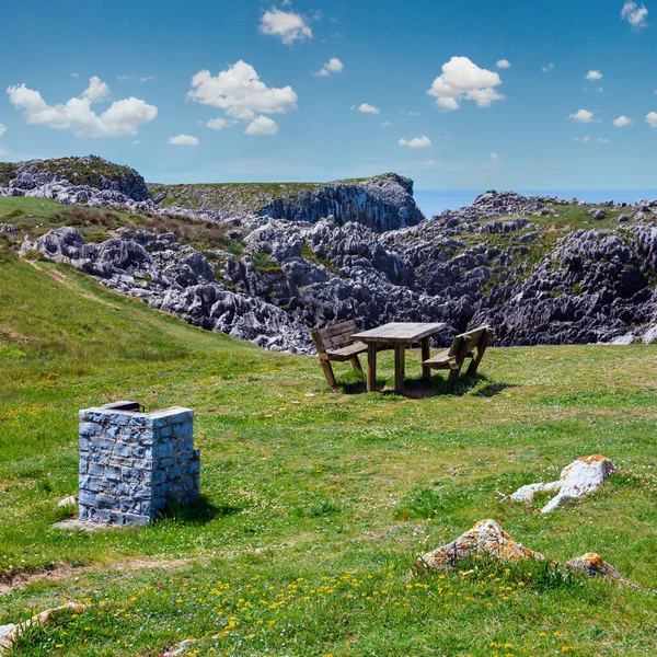 Pihenőhely Asztal Padok Nyáron Virágzó Part Közelében Camango Asturias Spanyolország — Stock Fotó