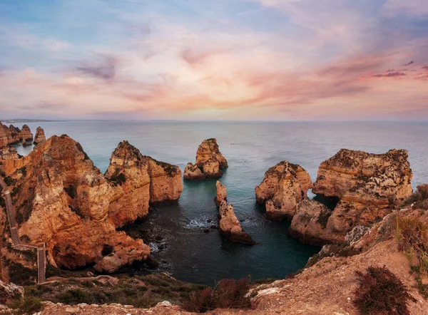 Ponta da Piedade peyzaj (Lagos Şehir, Algarve, Portekiz sahil şeridi boyunca akşam).
