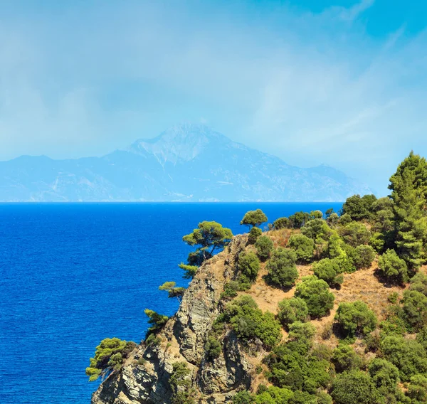エーゲ海海岸夏の風景と霧 ハルキディキ ギリシャのアトス山 — ストック写真