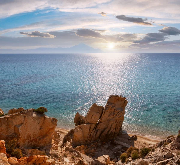 夏の朝の砂浜のビーチ 岩だらけの海岸付近の Platanitsi ビーチ シトニア半島 カルキディキ半島 ギリシャ — ストック写真