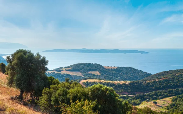 樹木が茂った海岸 アトス半島からの眺めの背景 ハルキディキ ギリシャの靄シトニアと Amoliani 島の美しい夏海 — ストック写真