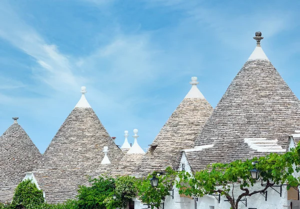 Trulli, Alberobello 'nun ana turistik bölgesinde çatılara ev sahipliği yapıyor. Güzel, eski tarihi bir kasaba, Apulia bölgesi, Güney İtalya