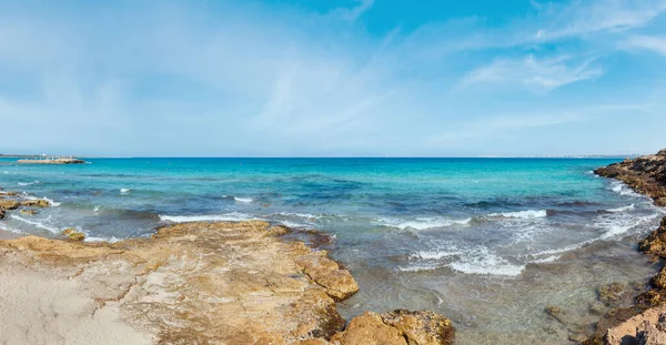 イオニア海の美しいビーチ プンタ デッラ Suina サレント プーリア イタリアです これまでのガリポリ町を見る — ストック写真