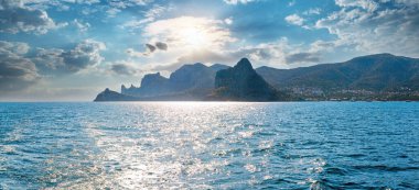 Scintillate deniz yüzeyi ve yaz kayalık kıyı şeridi, Kırım, Ukrayna.