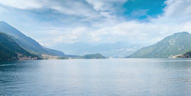 Alpine Lake Como yaz akşamı panoraması (İtalya).