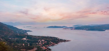 Deniz alacakaranlık panorama, Hırvat Adaları ve deniz kıyısı (Peljesac Yarımadası, Hırvatistan Viganj Köyü).