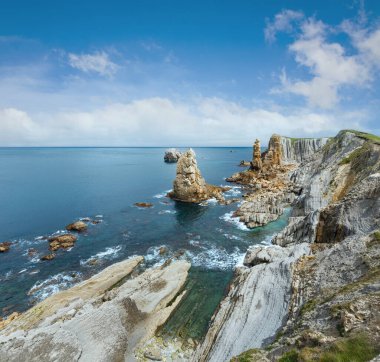 Atlantik Okyanusu kayalık sahil şeridi Portio plaj, (Pielagos, Cantabria, İspanya yakınındaki)
