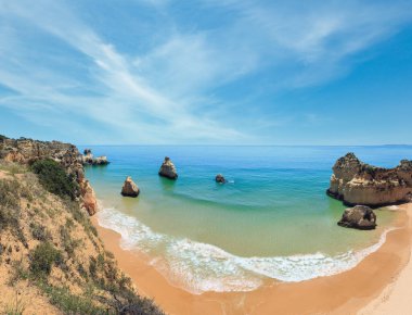 Üstten Görünüm kum plajındaki Dos Tres Irmaos (Portimao, Alvor, Algarve, Portekiz).