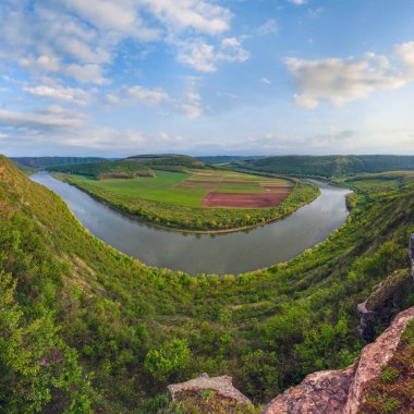Akşam görünümü Dnister nehir bend Kanyon, Bahar alanları kenarı ile top. Ternopil bölgesi, Ukrayna, Europe.