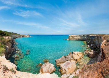 Beyaz kayalık uçurum, deniz defne, adacıkları ve faraglioni Spiaggia della Punticeddha plajda,: Salento Adriyatik Denizi kıyısında, Puglia, İtalya ile pitoresk deniz manzarası