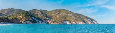 Yaz Adriyatik Denizi Puglia, İtalya Gargano Yarımadası Contrada Mattinatella (Spiaggia di Mattinatella, Fontana delle Rose) plaj. İnsanlar tanınmaz.